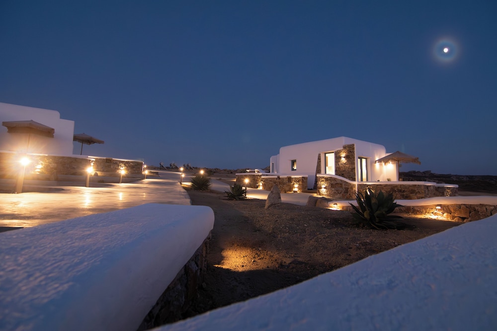 Thronos Suites