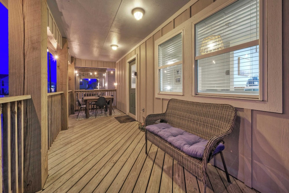 Dual Port A Cottages 2 Complete Homes Walk to the Beach + Patio Fully-equipped Kitchens