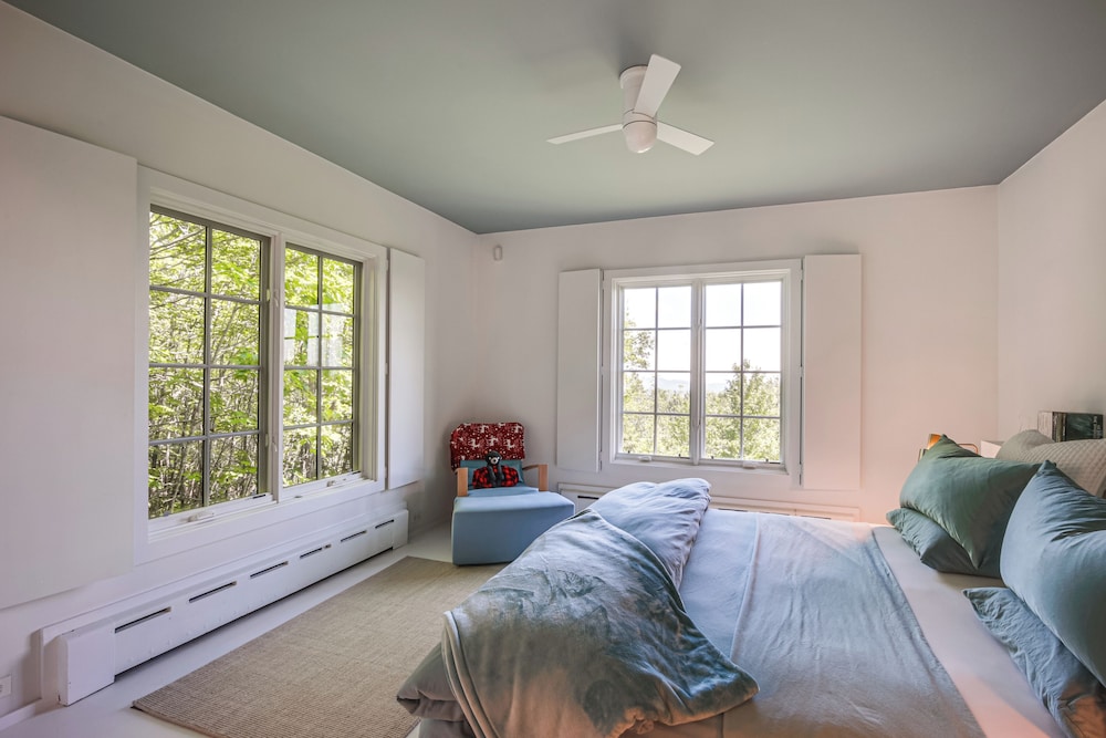 Group-friendly Newbury Stunner: Home Gym, Hot Tub!