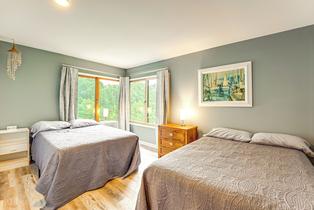 Walk to Semi-private Beach: Lake Michigan Getaway