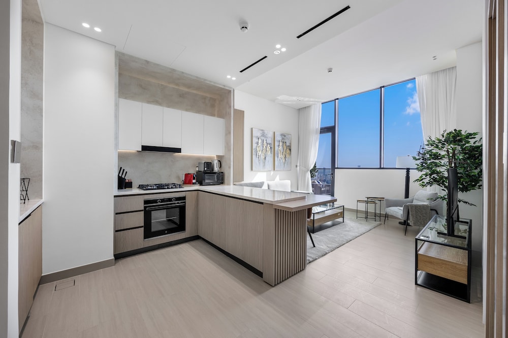 Chic 1BR Retreat with Pool & Balcony JVC