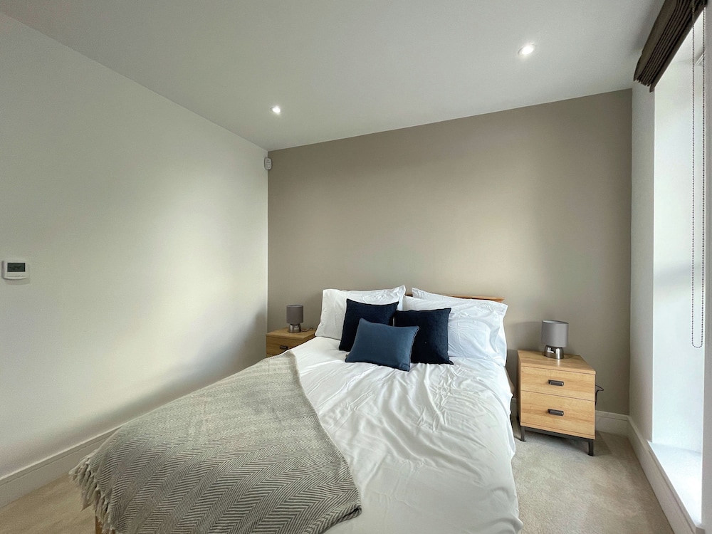 Luxury 2 Bedroom Apt with Parking
