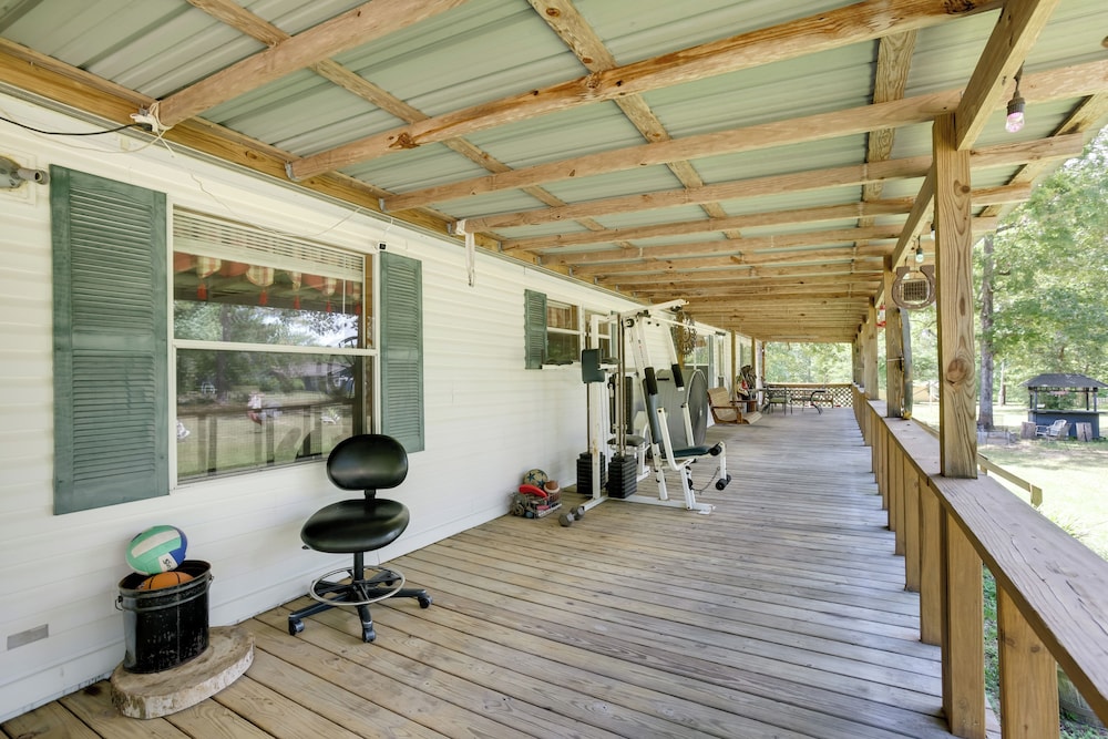 Play Games, Bike & Unwind: Cleveland Family Home!