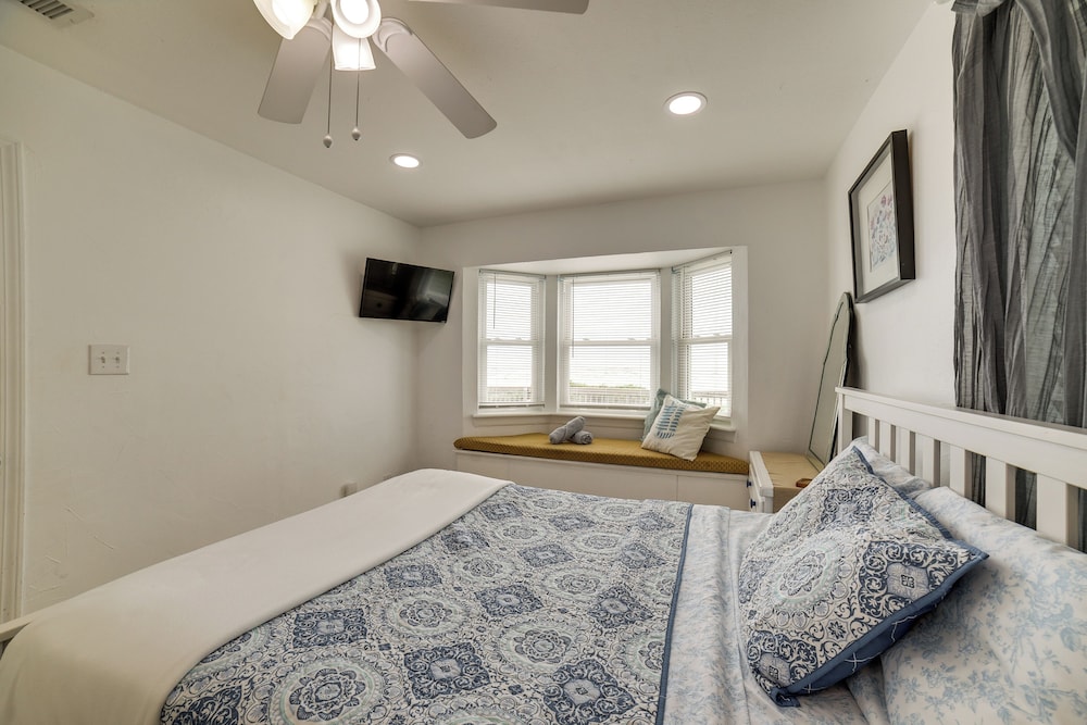 Beachfront Home w/ Pool Access in Galveston!