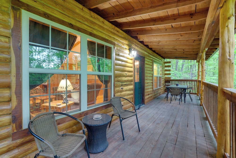 4 Mi to Beaver Lake: Peaceful Log Cabin w/ Deck!