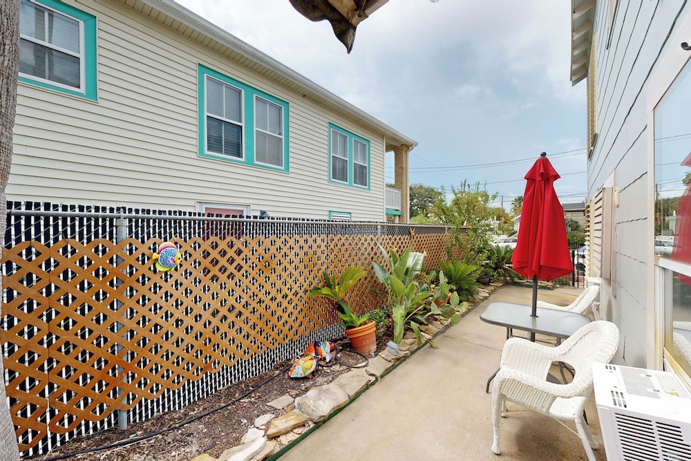 2-story Galveston Getaway w/ Balcony & Patio