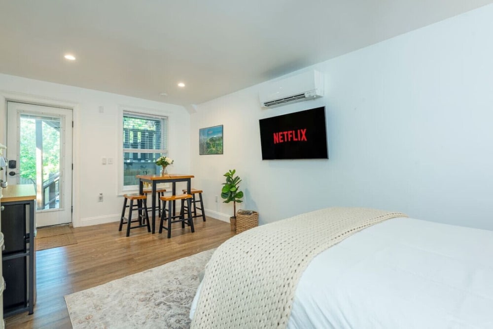 Pet Friendly Studio Near Biltmore w Espresso bar