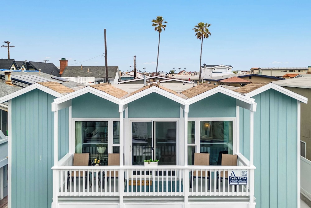 Topside Newport Rooftop Balcony + Ocean Views + Walk to Pier, Marina Village