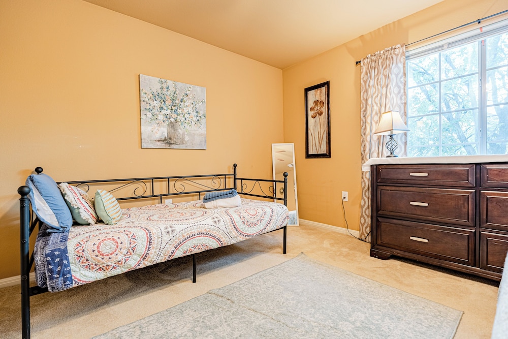 Quiet 2 Story Walkable to East Side Eateries - Image 2