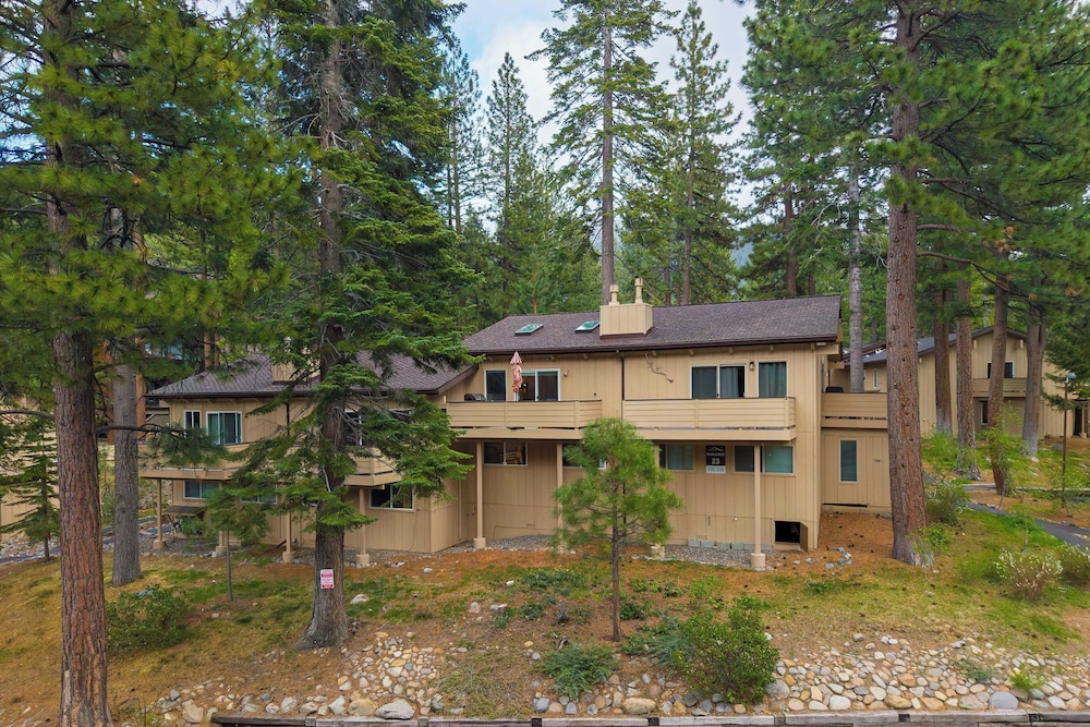 Ski Way by Avantstay Cozy Tahoe Home w/ Fireplace & Balcony