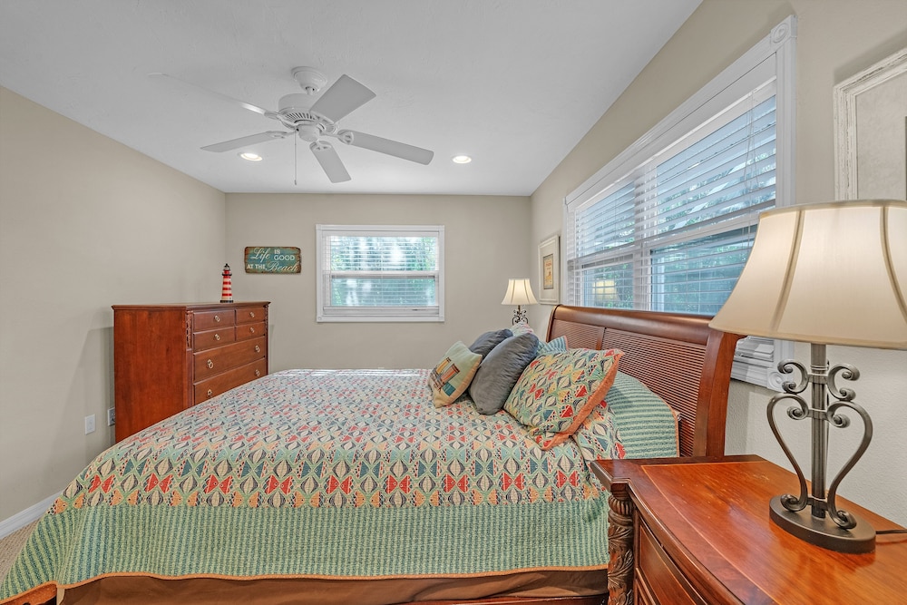 Comfy Home W/ Heated Pool Near Siesta Key Beach 2 Bedroom Home