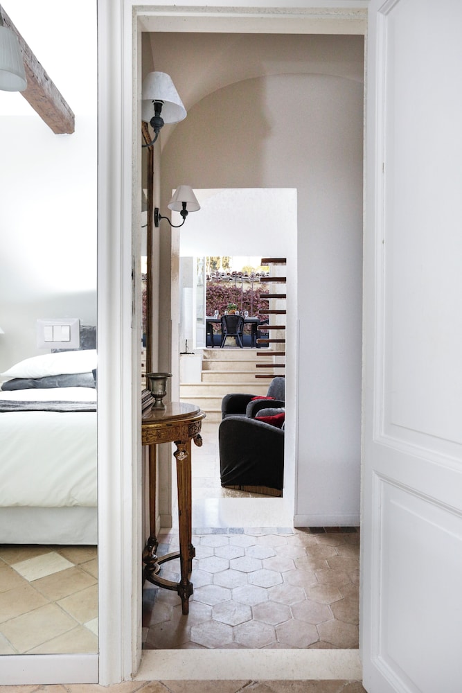 Spanish Steps Apartments