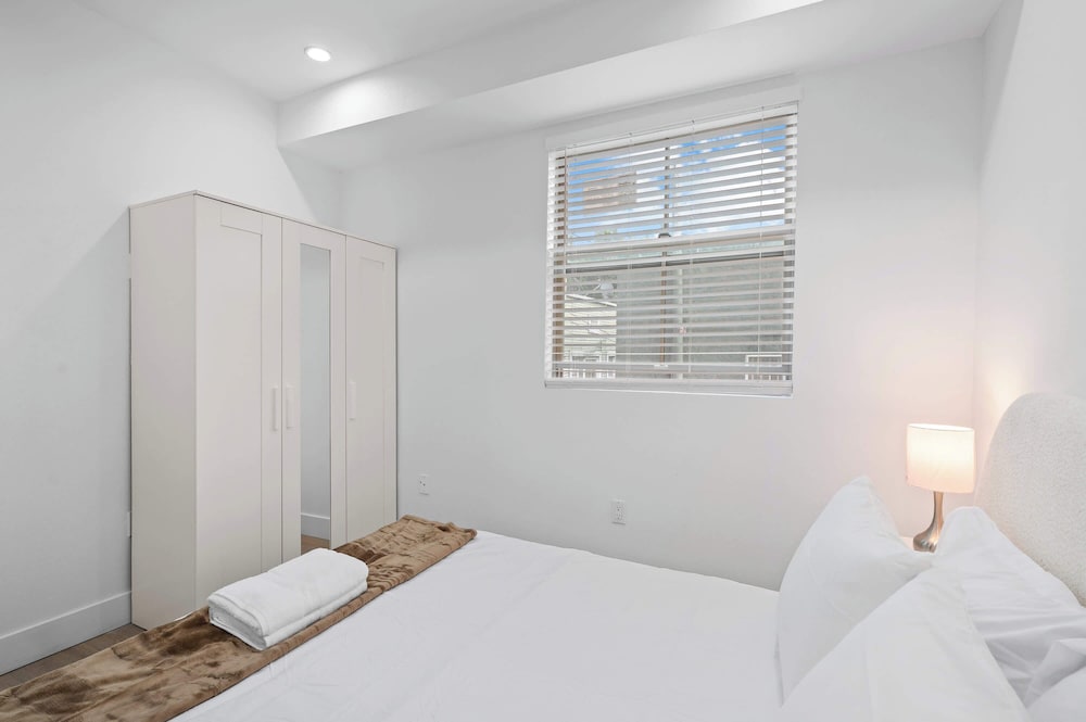 Not Affected by the Fire/modern Spacious Home With Parking & Fully Equipped Kitchen #3