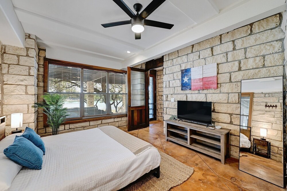 Luxury Lakefront Escape on Lake Travis