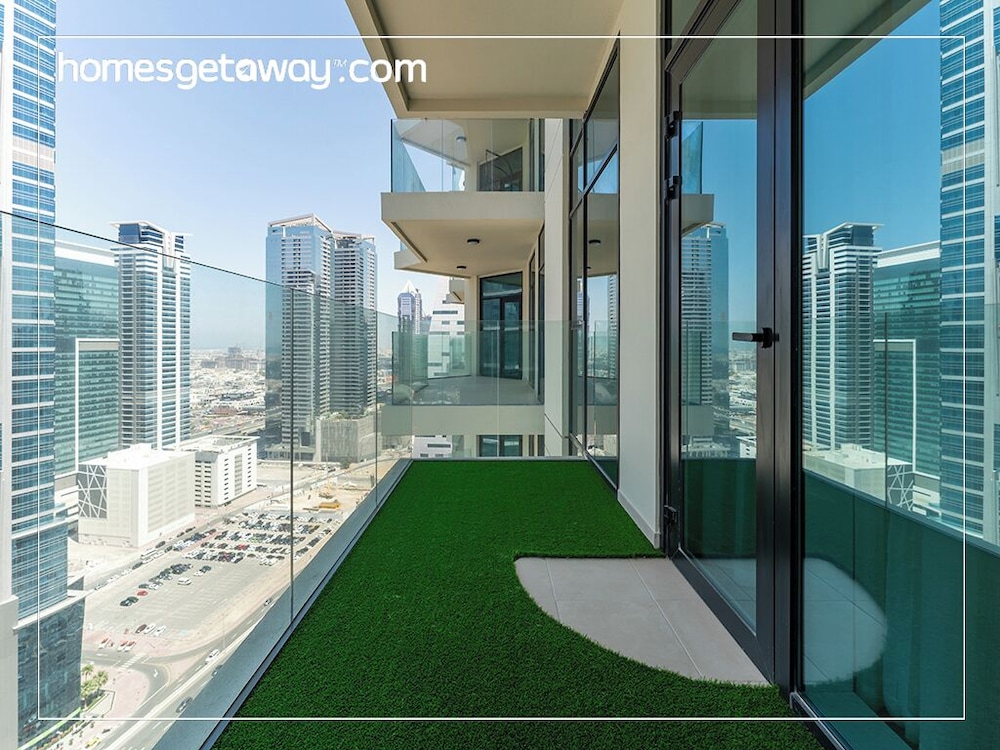 2BR Luxury with Stunning Lake View in Business Bay