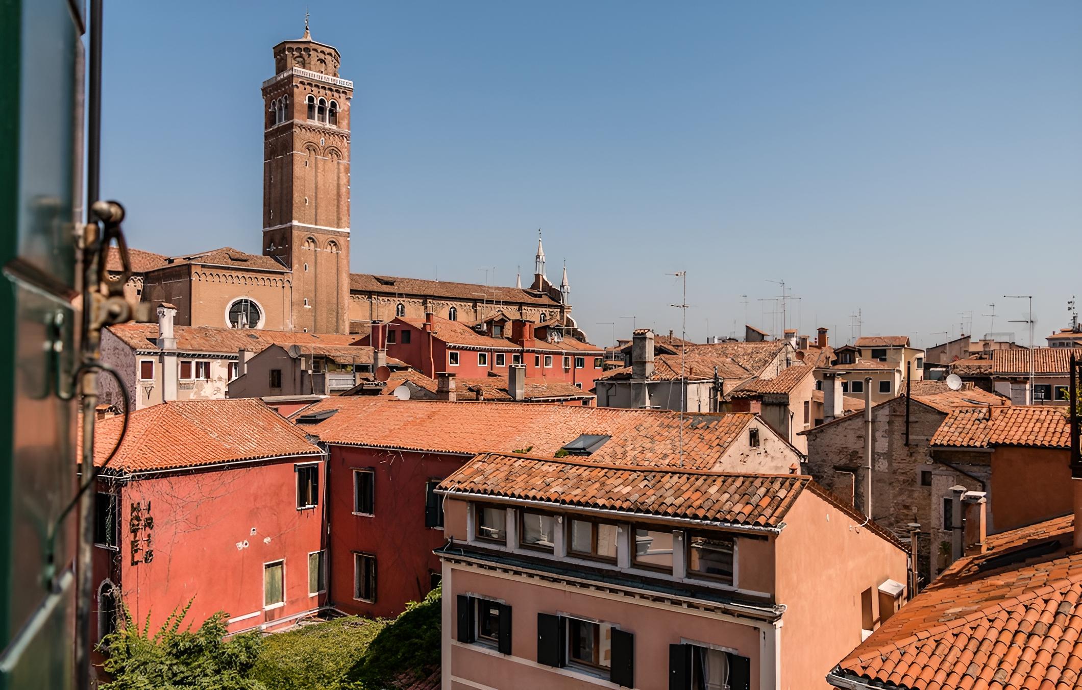 20 Windows on Venice