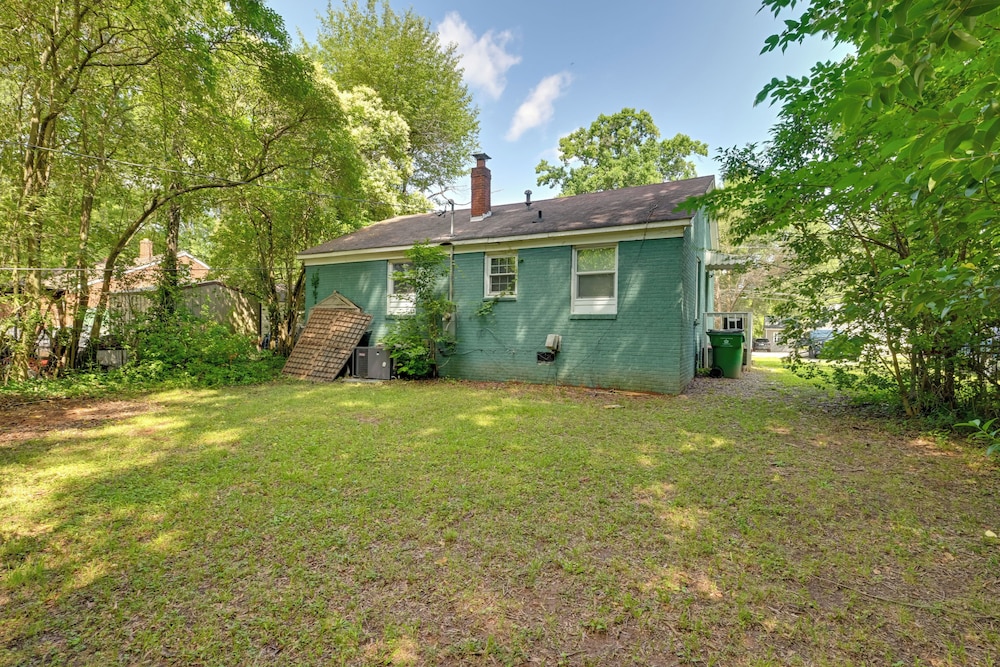 5 Mi to Uptown: Charlotte Hideaway w/ Yard