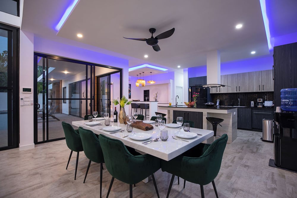 Modern 5 Bedrooms Pool Villa Curtis