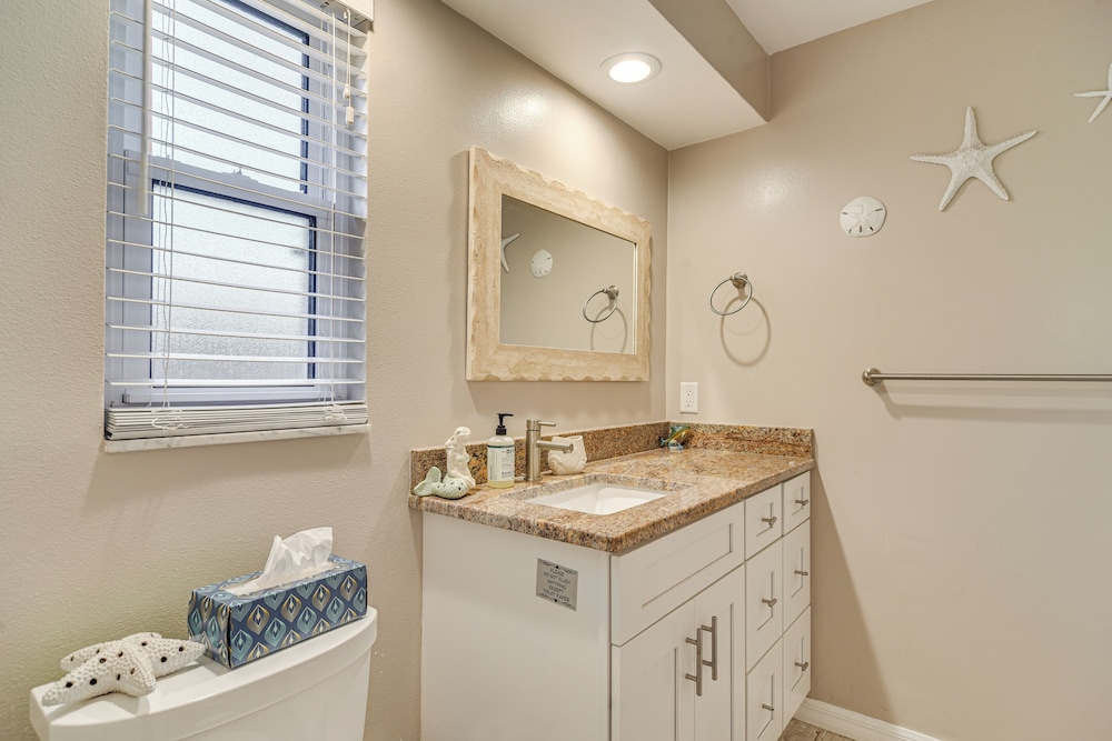 6 Mi to Clearwater Beach: Home w/ Furnished Lanai