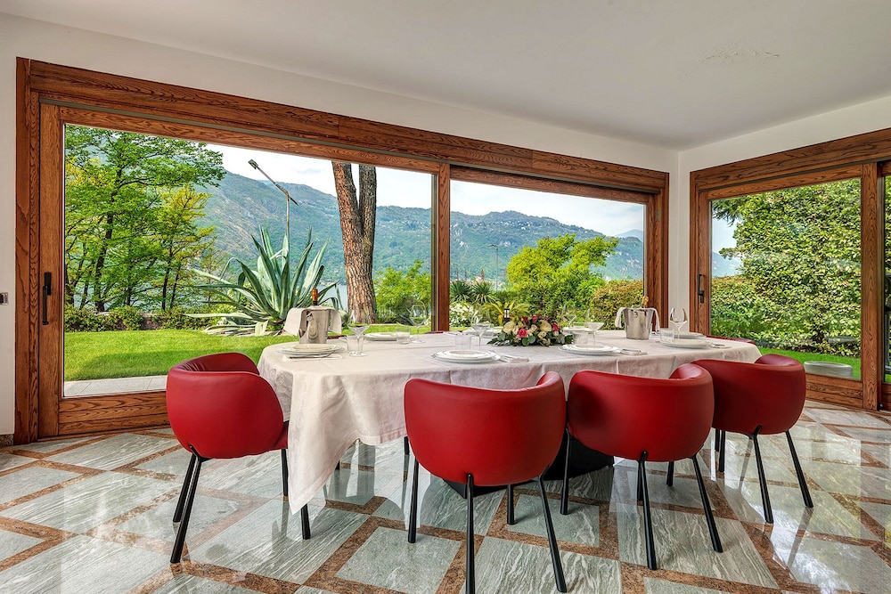 Lakefront Serenity Villa With Pool