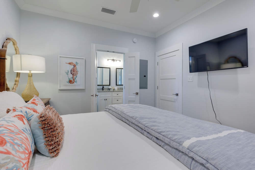 Luxe Family Condo w/ Gulf View in Dauphin Island!