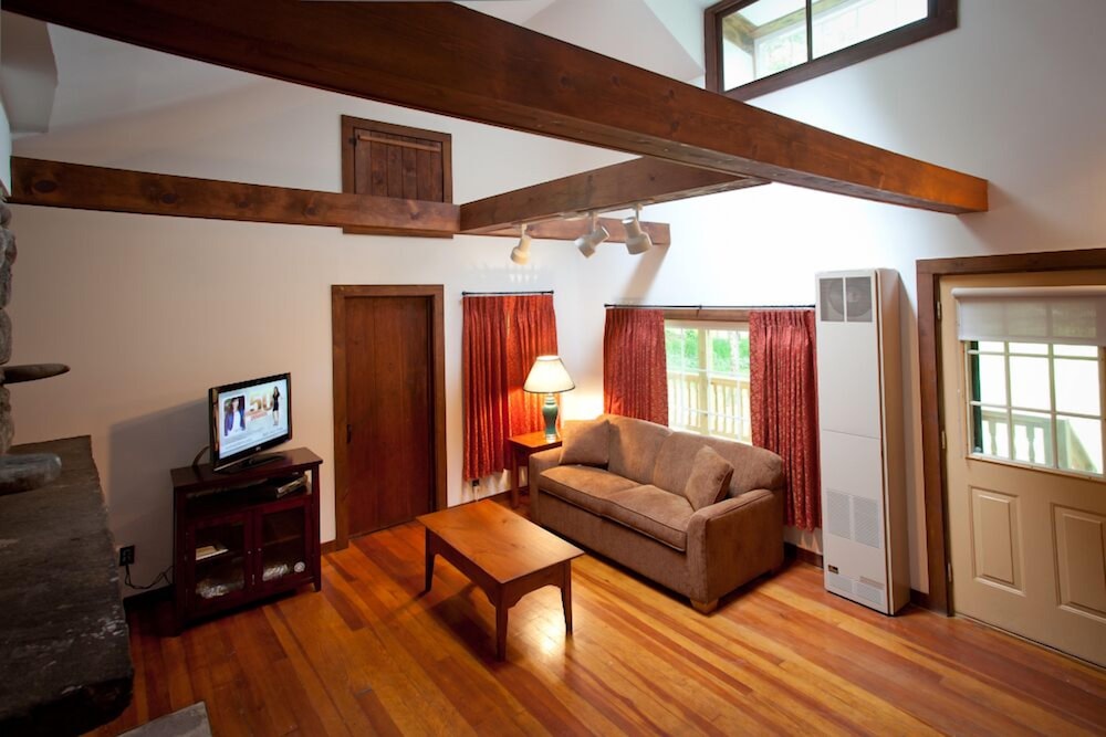 Blue Hill Lodge