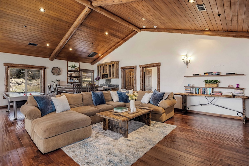 Group Cabin + Lake and Mountain View Pet-friendly, Fireplace, Games, Loft