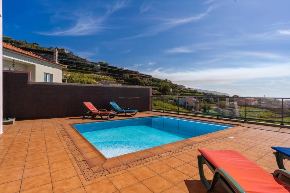 Canhas Views Pool and Barbecue view 3