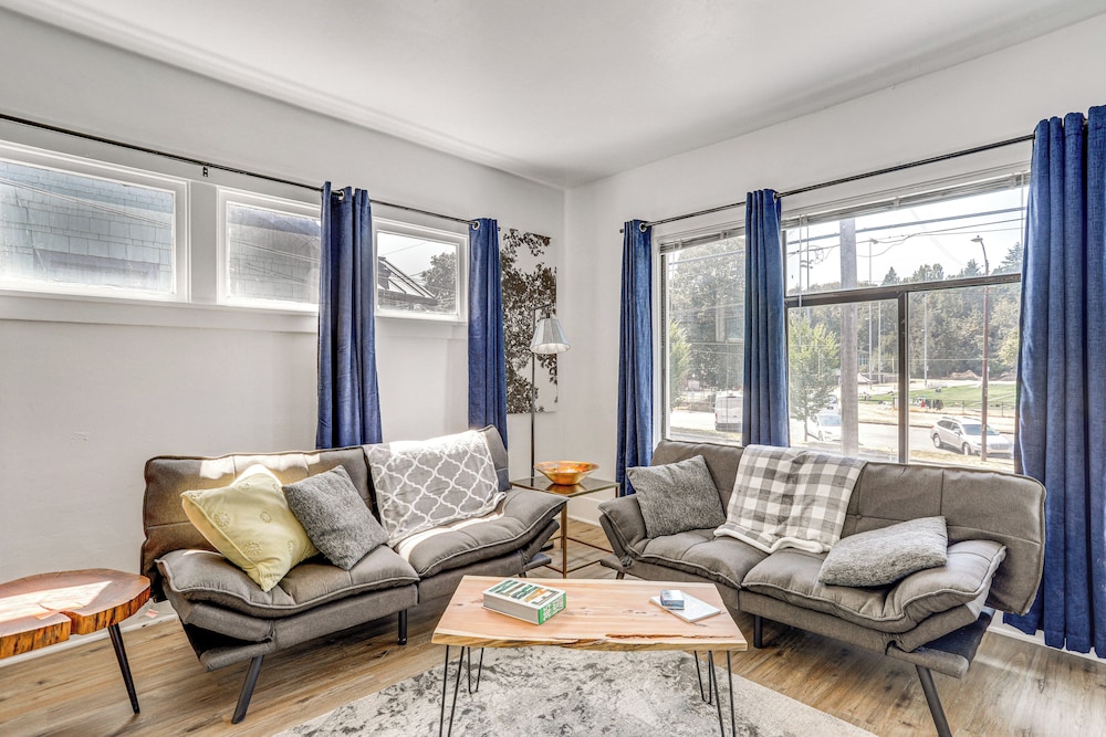 1 Mi to Green Lake: Family-friendly Seattle Home