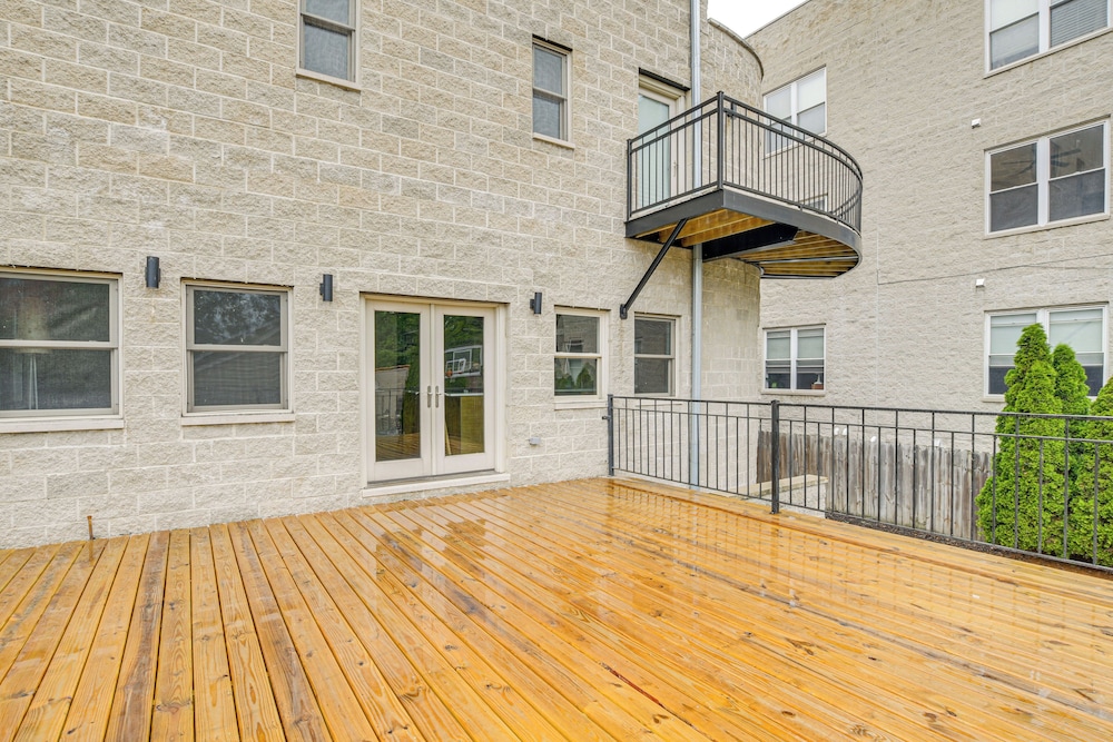 Walk to Lake Michigan: Chicago Apt w/ Deck