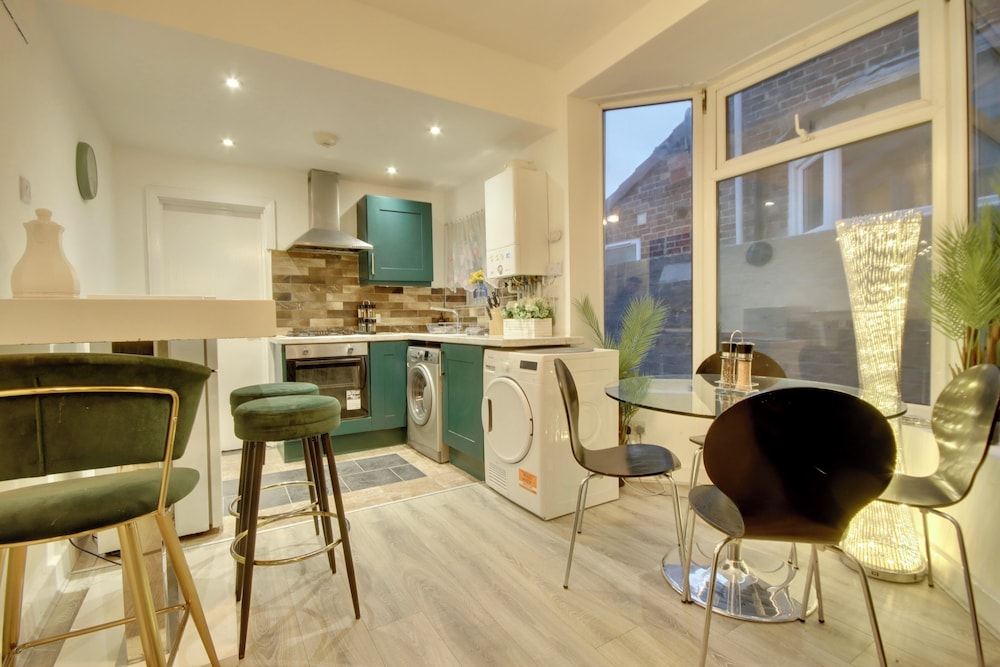 Southsea 4BR Getaway with Private Yard