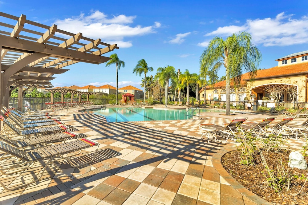 Spacious Pool Area With Lake View - 5bd/4.5ba Pool Home #5av139 - Image 2