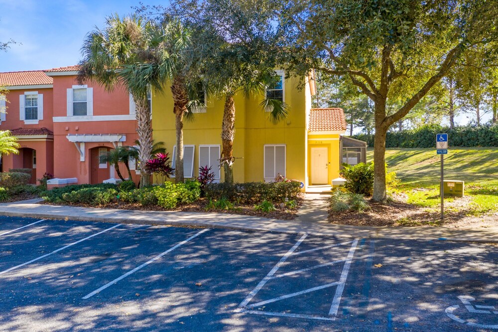 Newly Upgraded Modern 4BR 3BA Private Pool TH