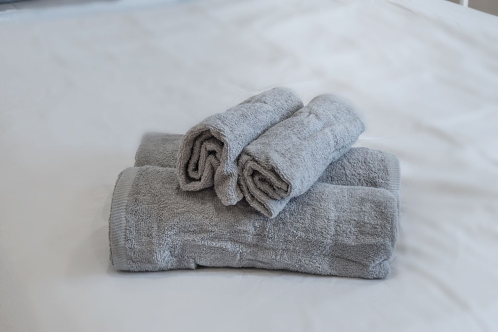 Beautiful 5BR in the HEART of Mile-End - Image 1