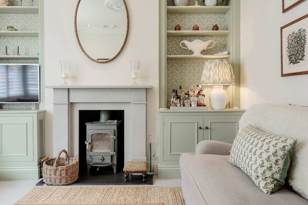 Stunning 4 bed Fulham Home With Garden