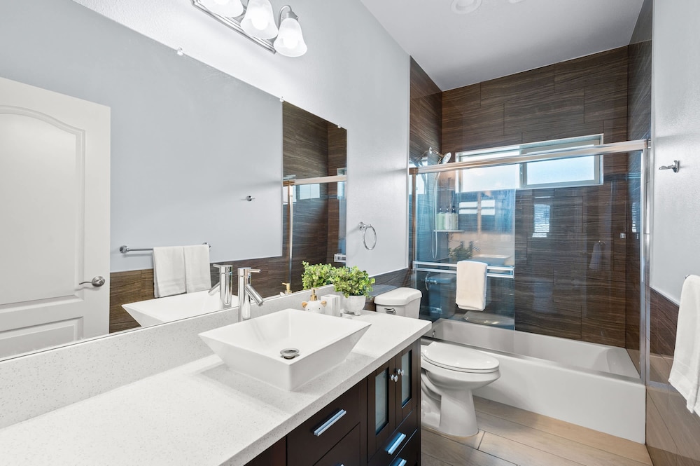 Modern Spacious Home Bright Family Group Friendly