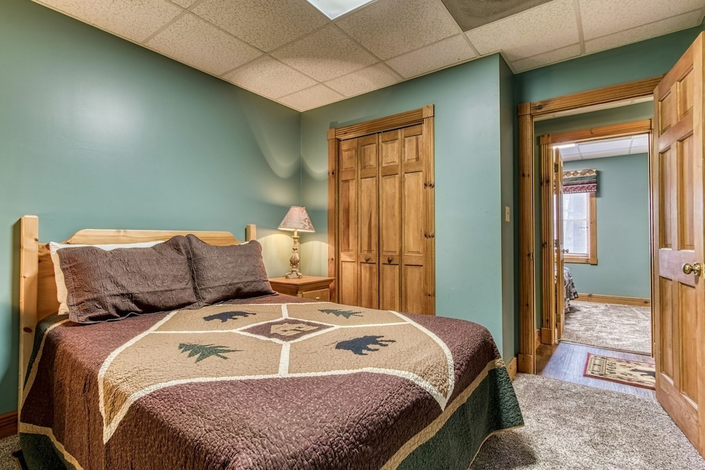 Er92 - Virginia's Villa - Great Location! Close To All The Action! 5 Bedroom Cabin by RedAwning view 2