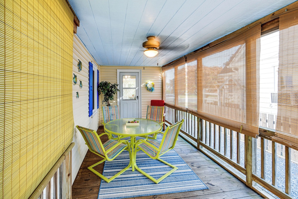 Cottage w/ Yard in Dtwn Chincoteague!