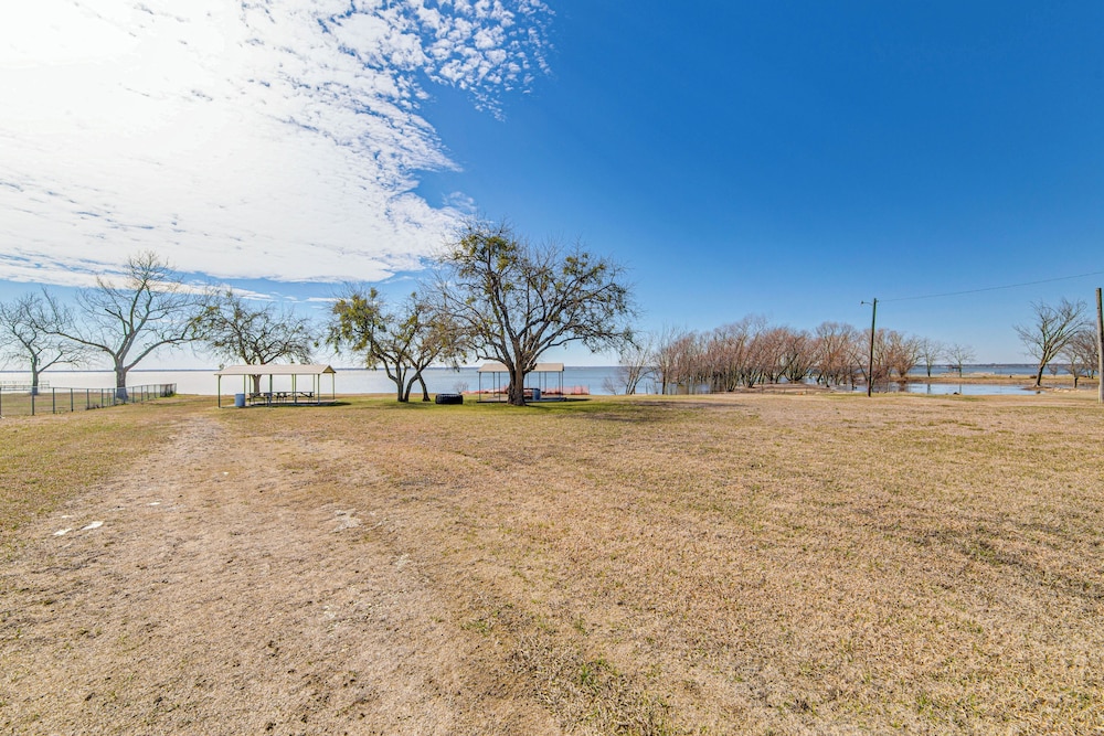 Waterfront Lake Tawakoni Home w/ Yard & Fire Pit