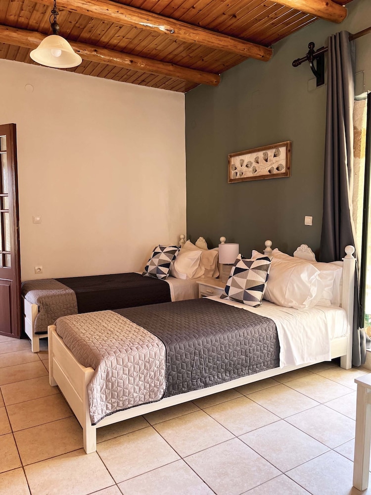 Skandalis Traditional Suites