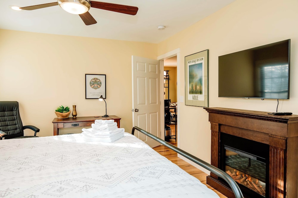 1 Mi to Dtwn Black Mountain: Home w/ Patio & Yard