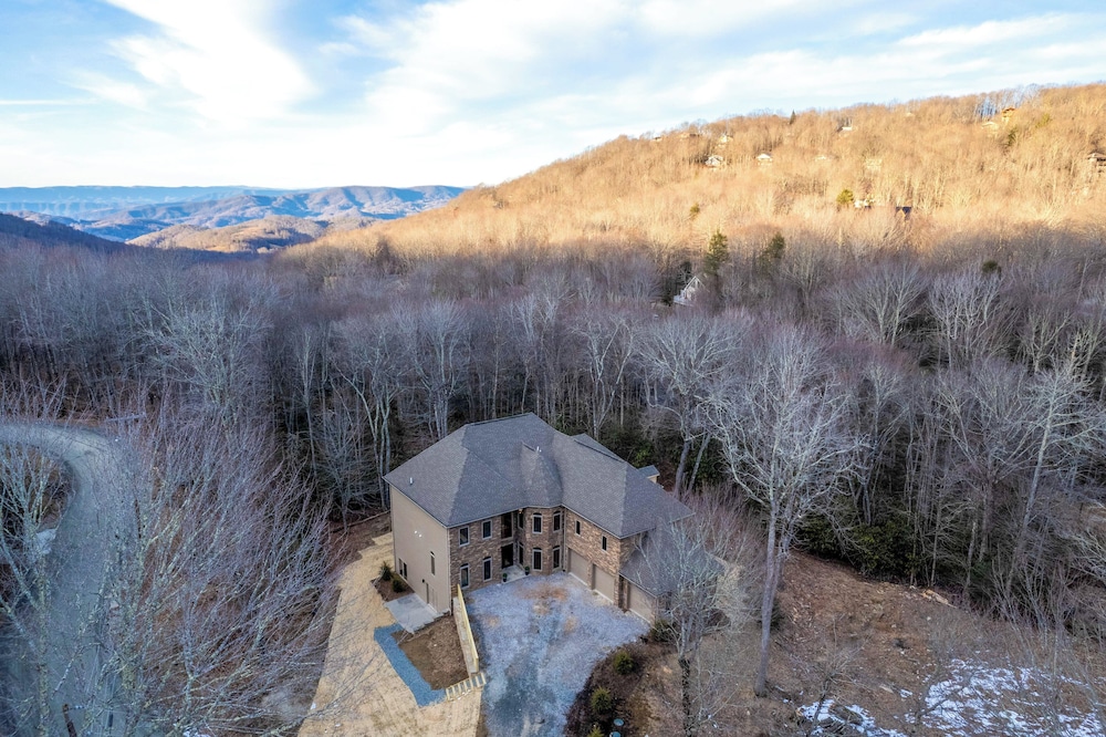 2 Mi to Beech Mtn Resort! 8,000-sq-ft Luxe Escape