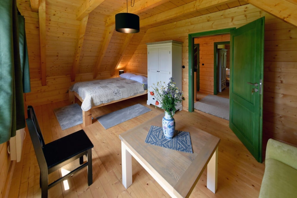 Comfortable Holiday Homes Right on the Lake