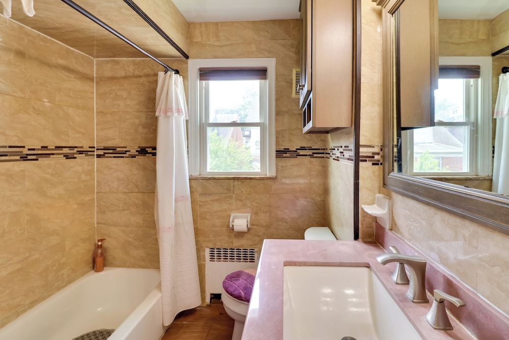 5 Mi to Dtwn Newark: Hillside Vacation Rental