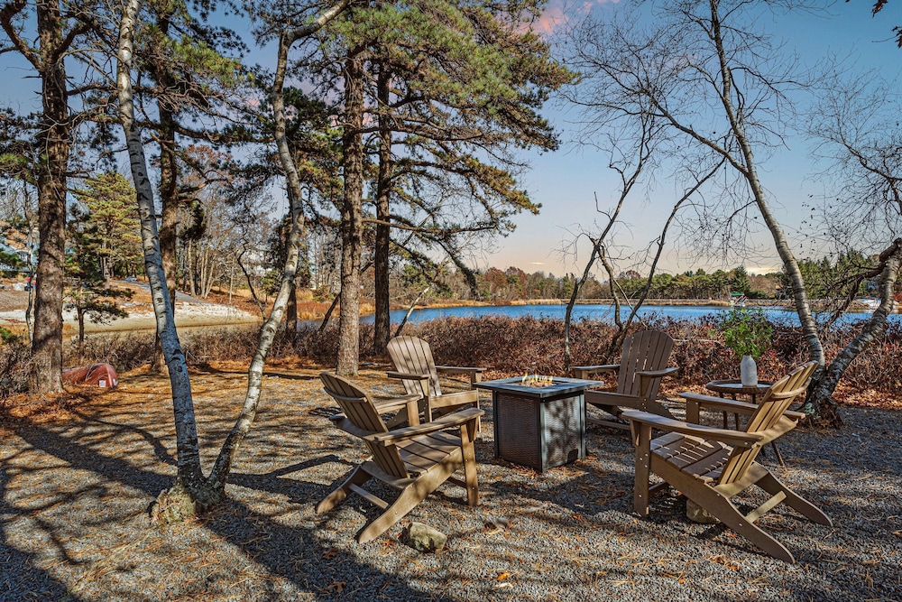 Laker s Pointe by Avantstay Lakefront Private Peninsula Hot Tub Game Room