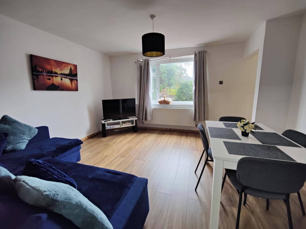 3 Bed House - Sleeps 7 - Garden - Parking - Wifi