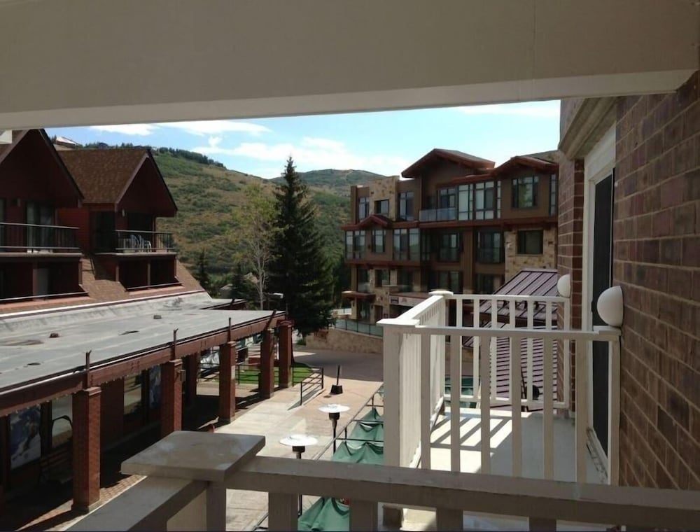2BR Resort Plaza 5022 Slope-Side Park City Condo, Ideal for Families & Couples