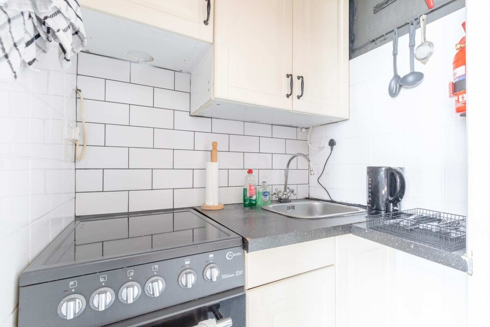 Hidden 1BD Flat Near Regents Park, Warwick Avenue