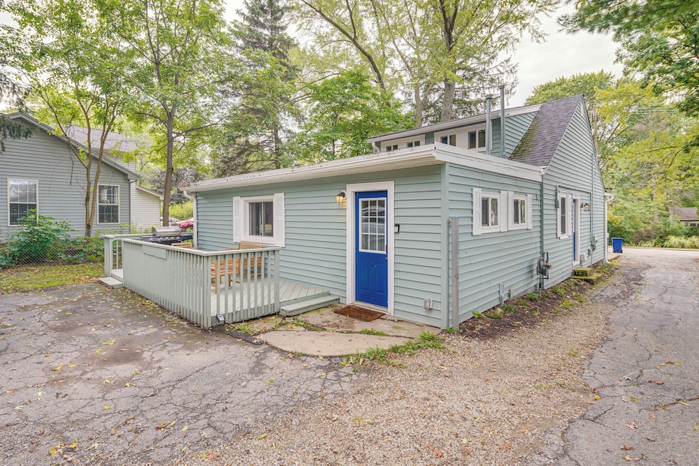 Fire Pit & Grill: Family Home on Fox River Trail!