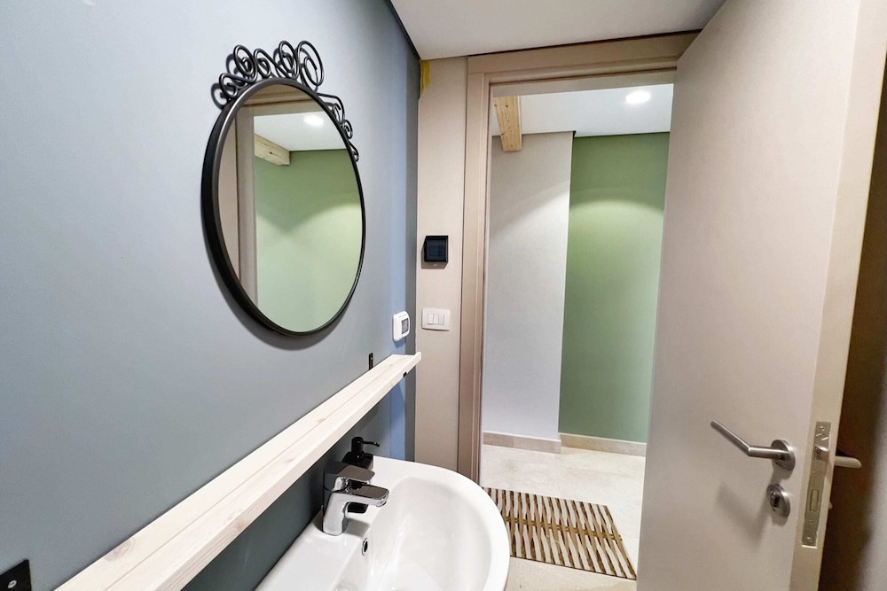 Xuru Stays I Exotic 1bdr w/ Outdoor Terrace Pool & Beach Access